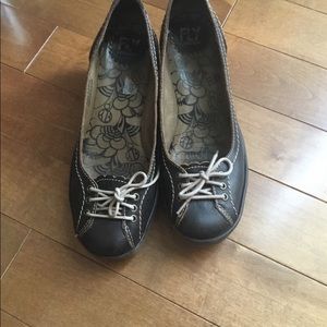 Dark brown fly London’s